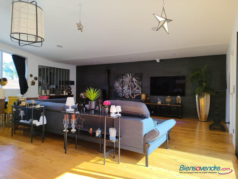 Maison contemporaine - 374 m² - 8 pièces