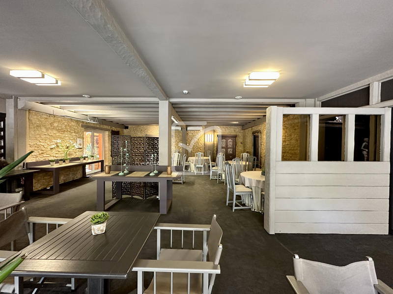 Maison - 1 500 m² - 49 pièces