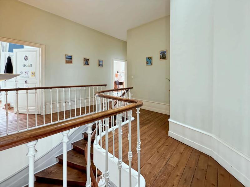 Maison - 220 m² - 8 pièces