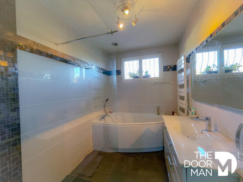 Maison - 200 m² - 6 pièces