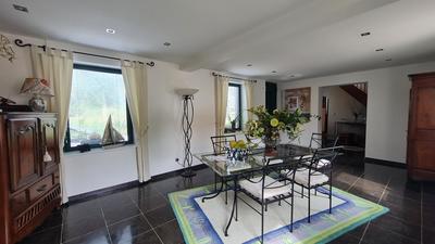 Maison - 240 m² - 9 pièces