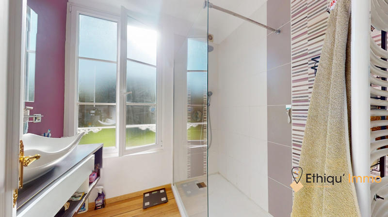 Maison - 228 m² - 8 pièces