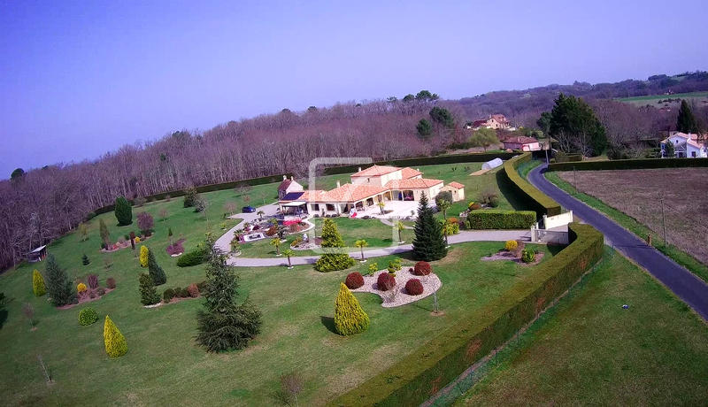 Maison - 435 m² - 14 pièces