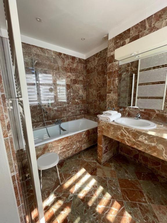 Manoir - 2 200 m² - 41 pièces