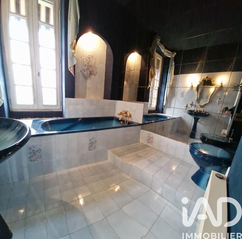 Maison - 250 m² - 8 pièces