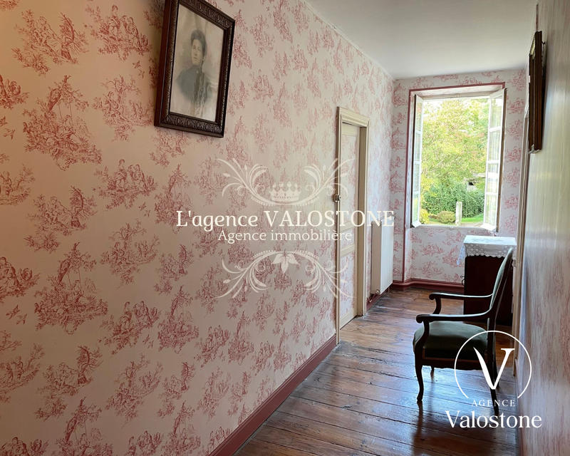 Maison traditionnelle - 300 m² - 11 pièces