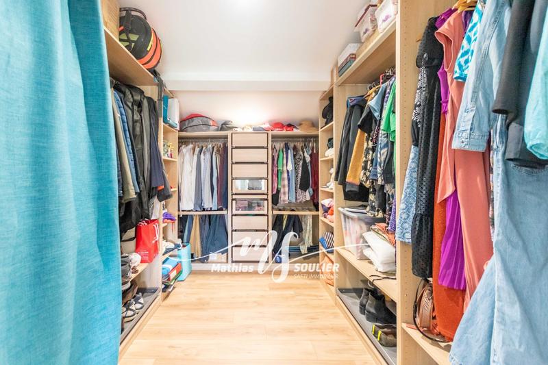 Maison - 240 m² - 9 pièces