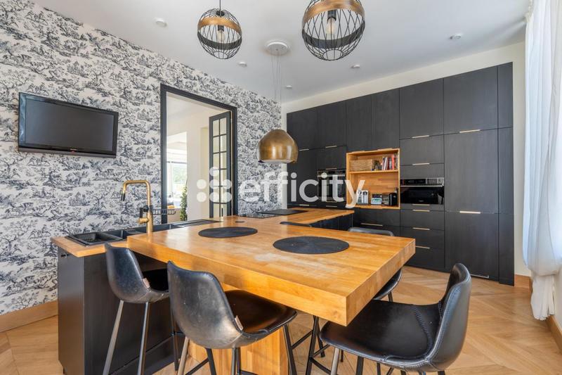 Maison - 330 m² - 9 pièces