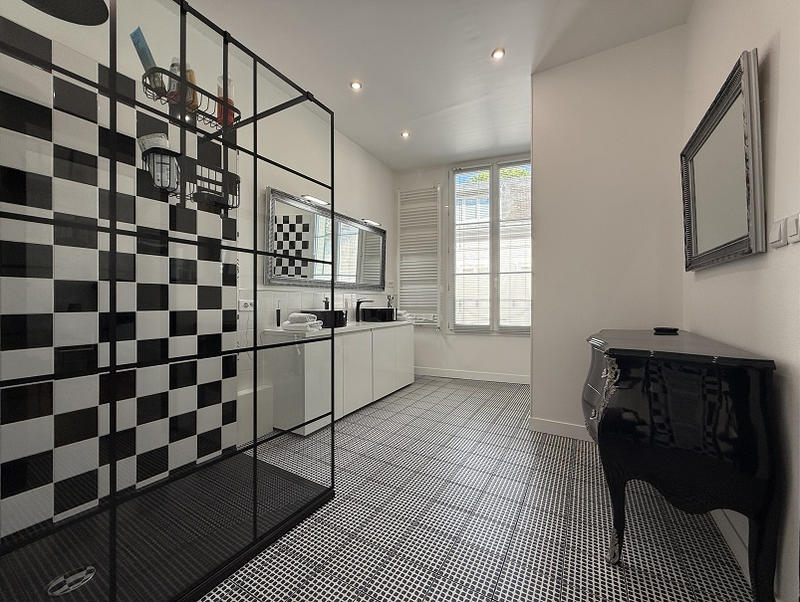 Maison - 270 m² - 9 pièces