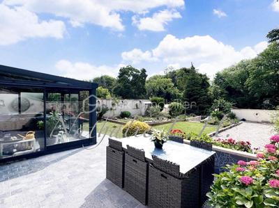 Pavillon - 240 m² - 8 pièces