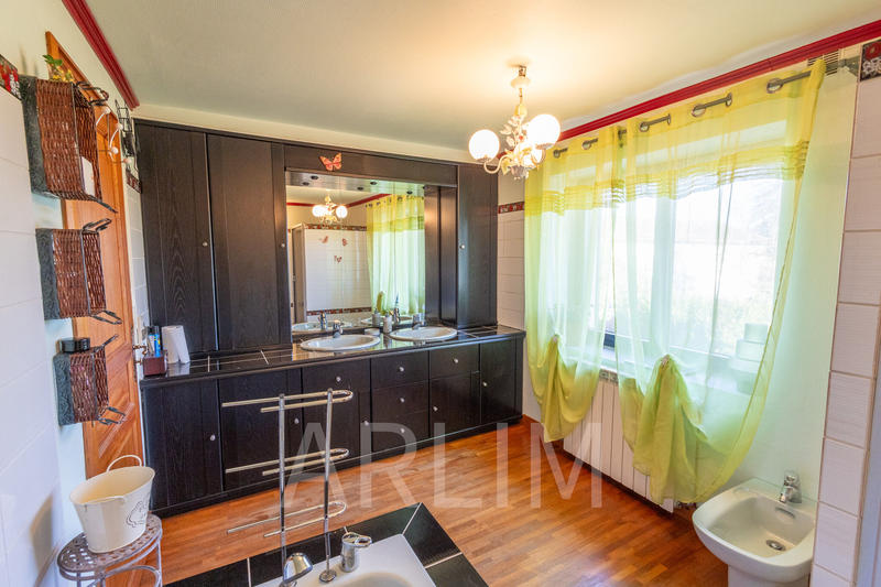 Maison - 440 m² - 9 pièces