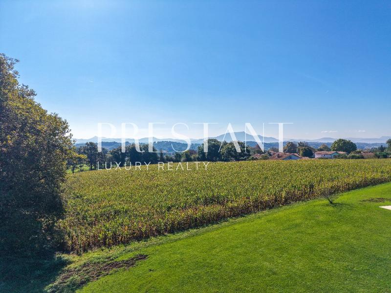 Maison - 290 m² - 9 pièces