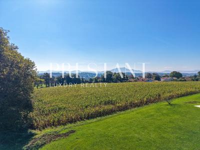 Maison - 290 m² - 9 pièces