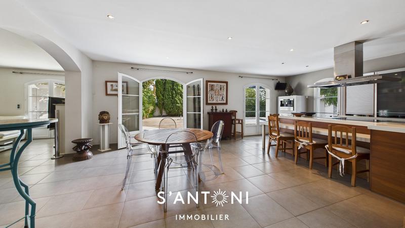 Maison - 220 m² - 5 pièces