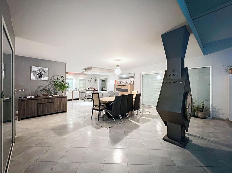 Maison - 260 m² - 10 pièces