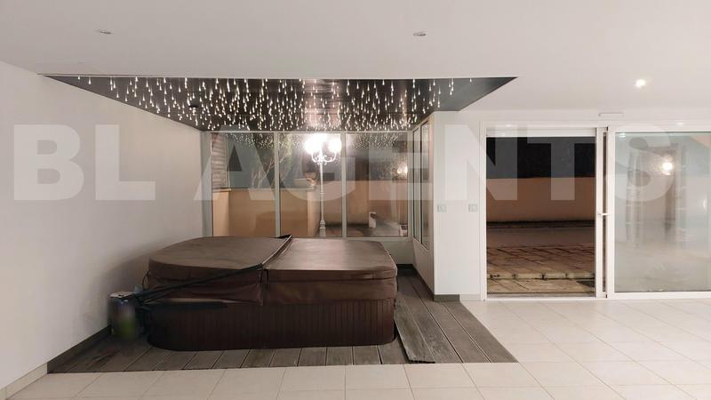 Maison - 295 m² - 9 pièces