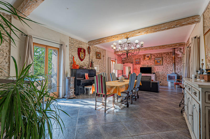 Maison - 343 m² - 12 pièces