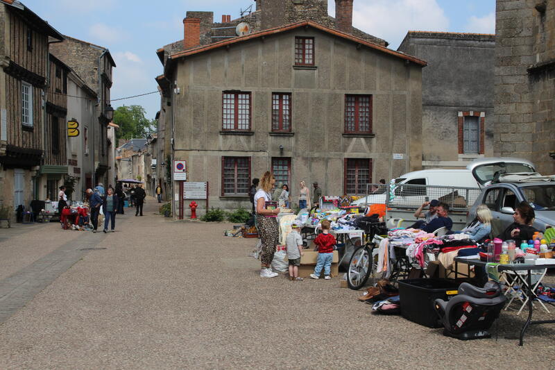 Vide grenier - exposition de voiture anciennes