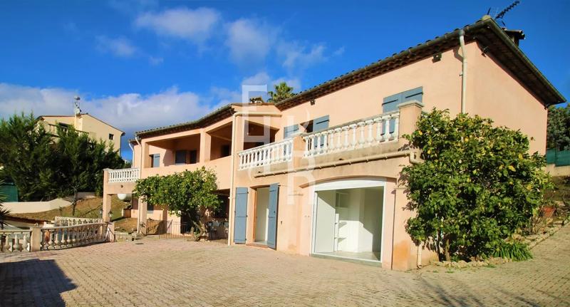 Maison - 220 m² - 8 pièces