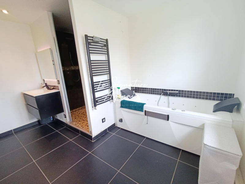 Maison - 217 m² - 7 pièces