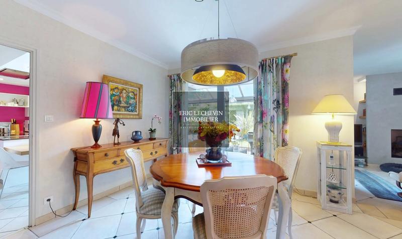 Villa - 221 m² - 8 pièces