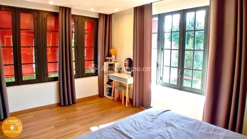 Maison - 264 m² - 8 pièces