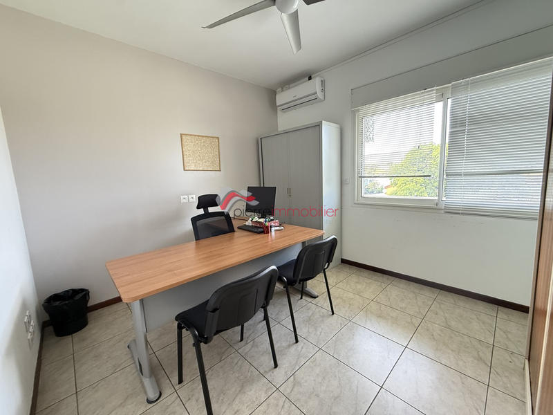 Local commercial - 200 m² - 8 pièces