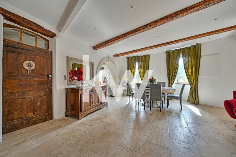 Maison - 245 m² - 9 pièces