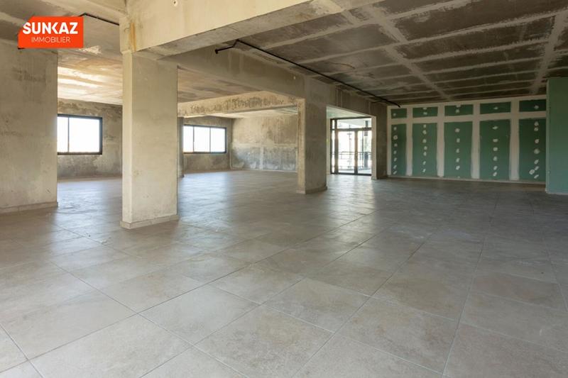 Local commercial - 213 m² - 1 pièce