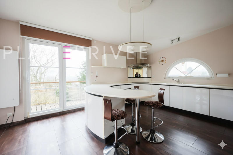 Maison - 200 m² - 8 pièces