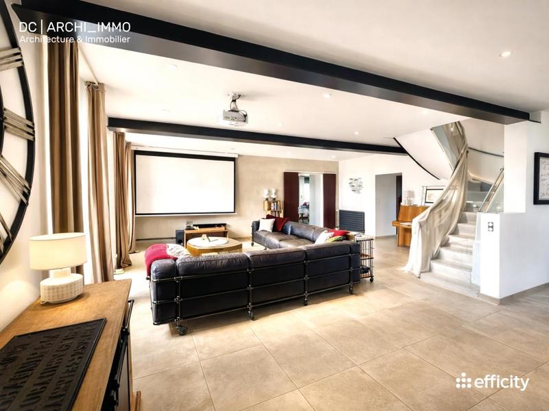 Maison - 365 m² - 9 pièces