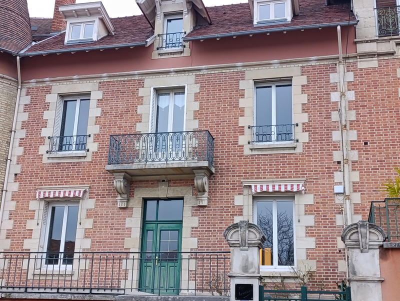 Maison - 242 m² - 9 pièces