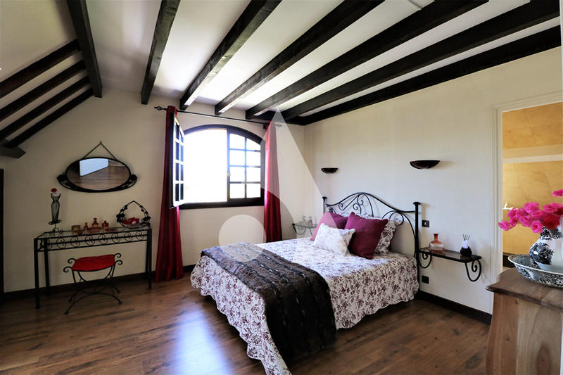 Maison - 168 m² - 9 pièces