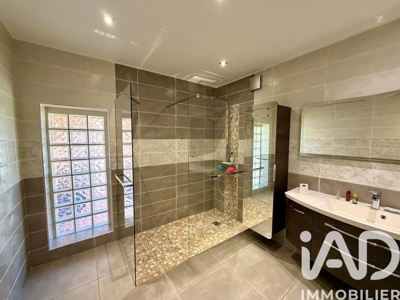 Maison - 230 m² - 8 pièces