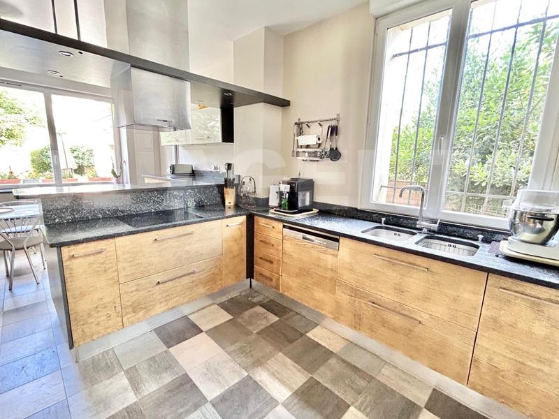 Maison - 240 m² - 8 pièces