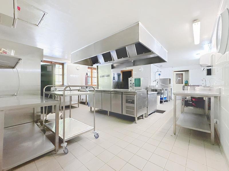 Local commercial - 245 m² - 10 pièces