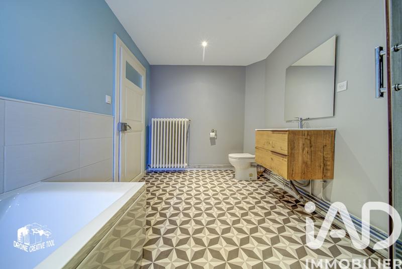 Maison - 230 m² - 8 pièces