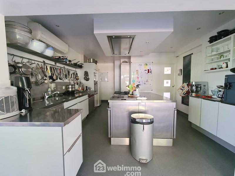 Maison - 322 m² - 11 pièces