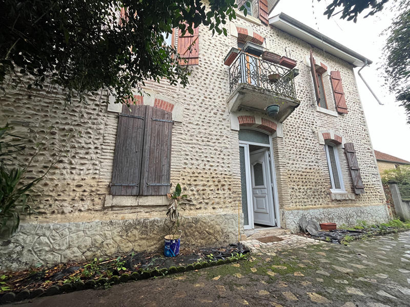 Maison - 203 m² - 9 pièces