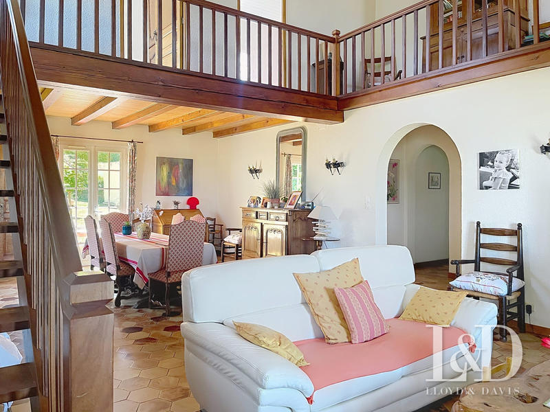 Maison contemporaine - 263 m² - 7 pièces