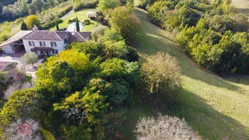 Propriété - 280 m² - 9 pièces