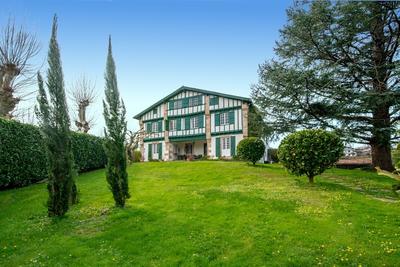 Maison - 650 m² - 14 pièces