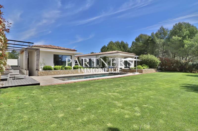 Maison - 285 m² - 8 pièces