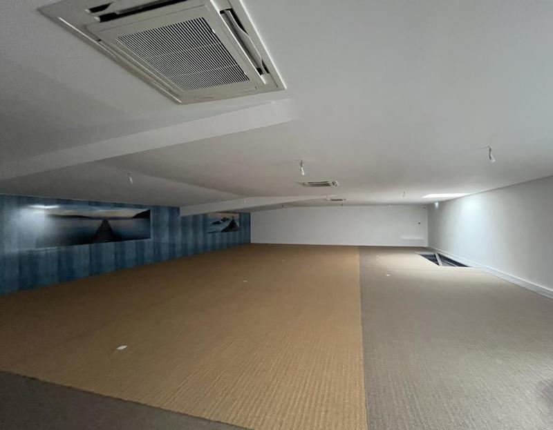 Local commercial - 517 m² - 2 pièces