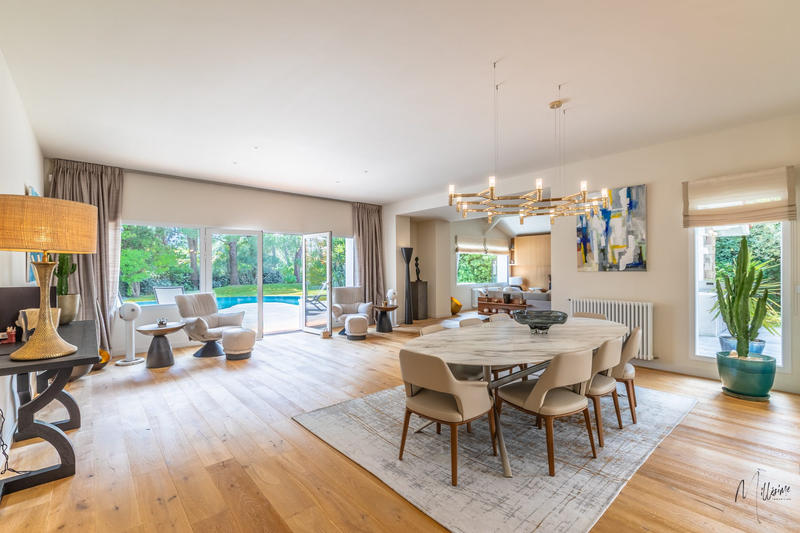 Maison - 312 m² - 8 pièces