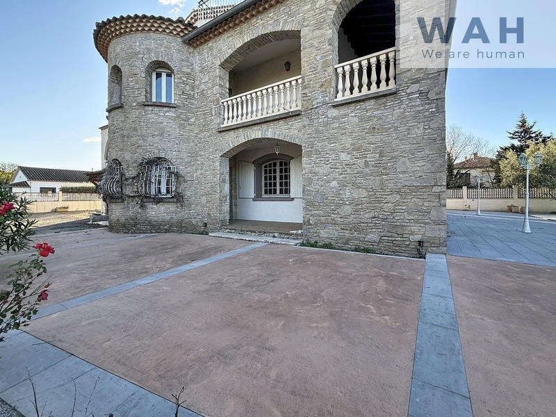 Maison - 390 m² - 13 pièces