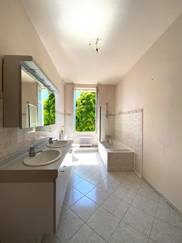 Maison - 236 m² - 9 pièces