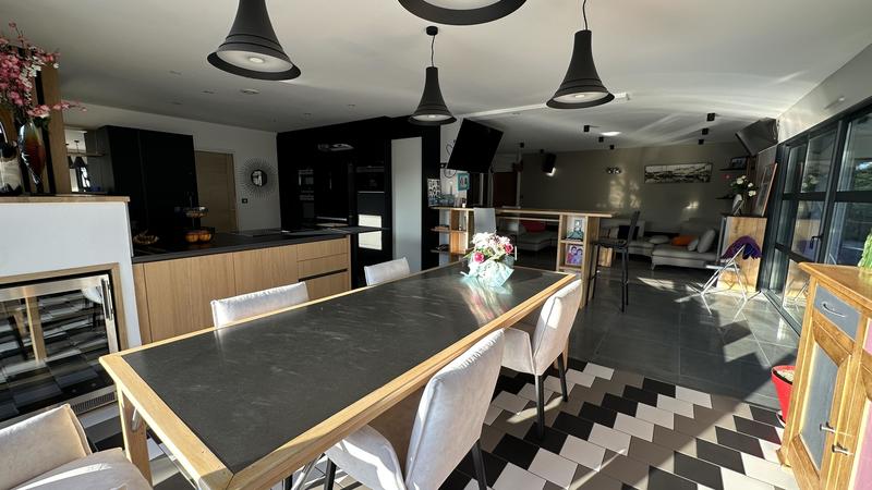 Maison - 270 m² - 10 pièces