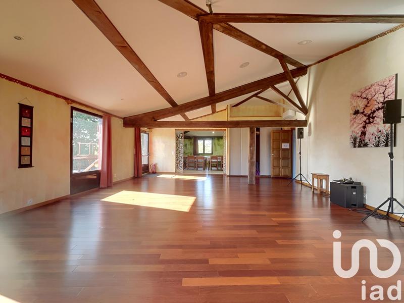 Maison - 1 828 m² - 50 pièces