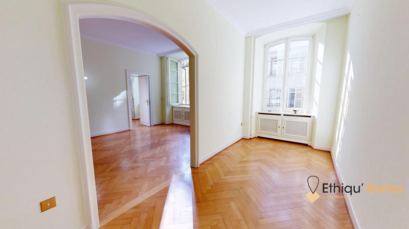 Appartement - 187 m² - 6 pièces